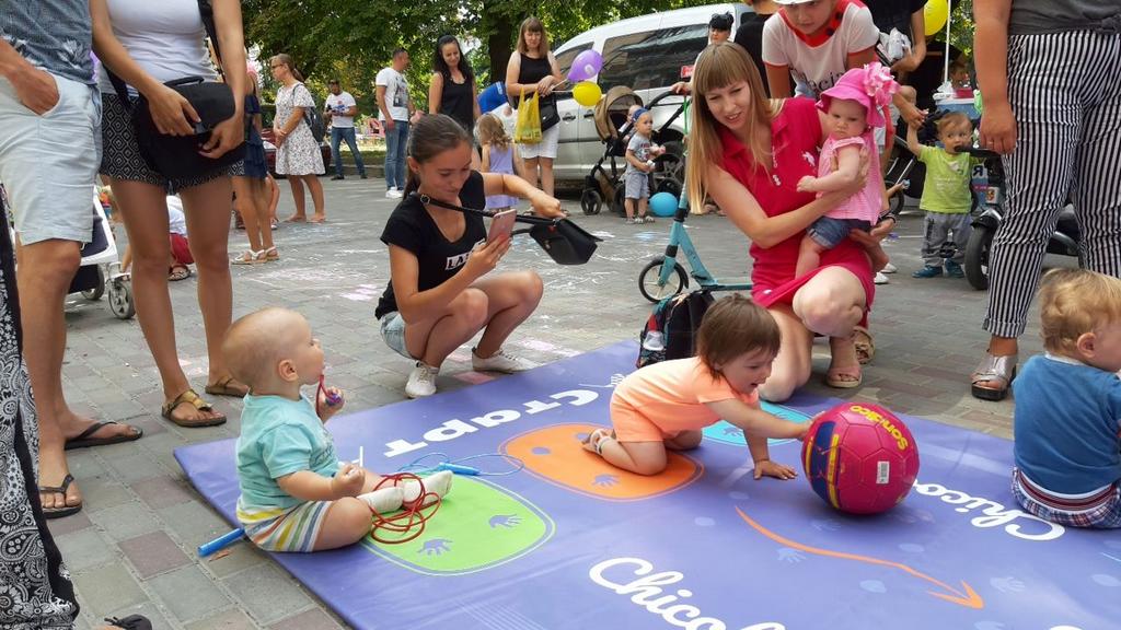 Малыши радуются ползунковым бегам, которые устроила в Тернополе торговая марка Чиколино